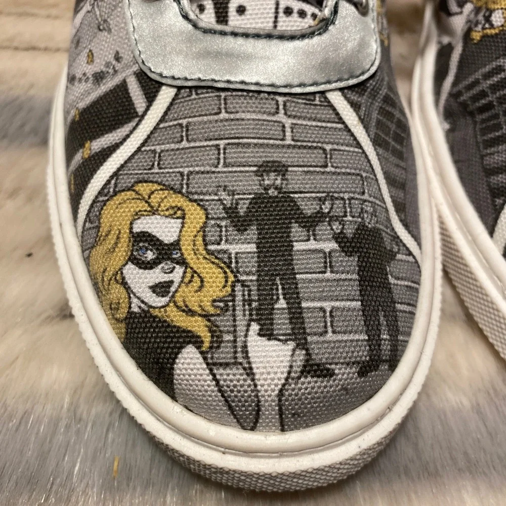 Red Needle Comic Book Print‎ Canvas Low Top Sneakers Unisex size 38EU